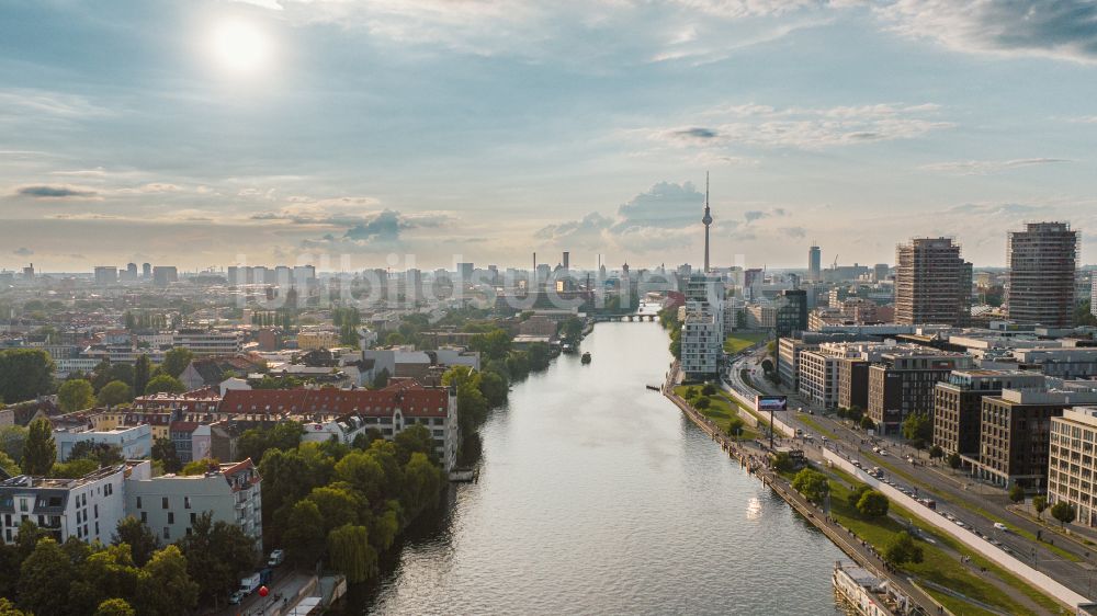 Berlin aus der Vogelperspektive: Uferbereiche am Flußverlauf der Spree an der EastSide Galery in Berlin, Deutschland