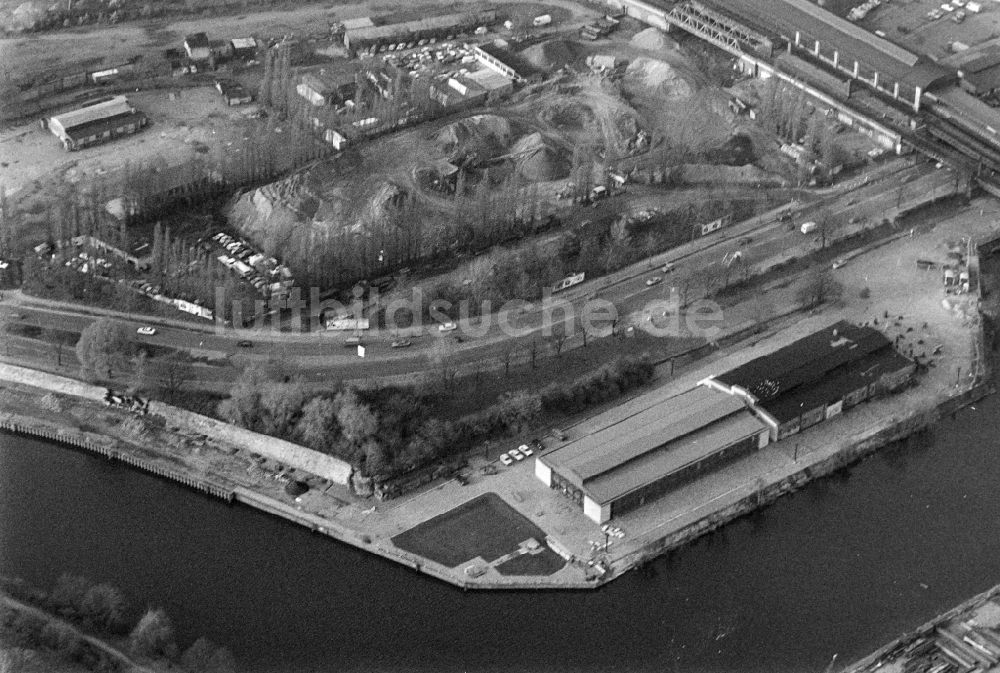 Luftaufnahme Berlin - Uferbereiche am Flußverlauf der Spree am Friedrich-List-Ufer im Ortsteil Moabit in Berlin, Deutschland
