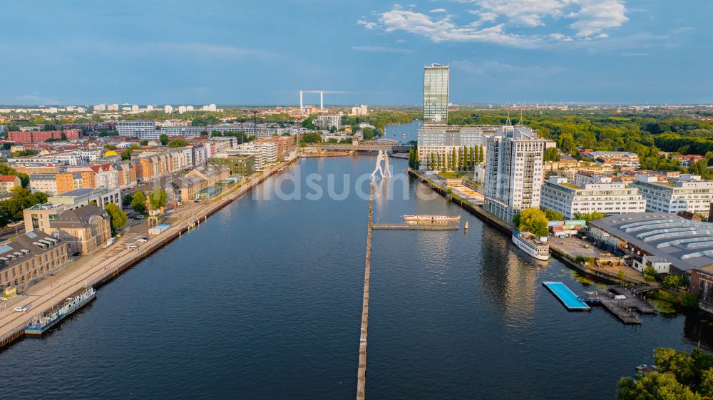 Luftbild Berlin - Uferbereiche am Flußverlauf der Spree am Osthafen in Berlin, Deutschland