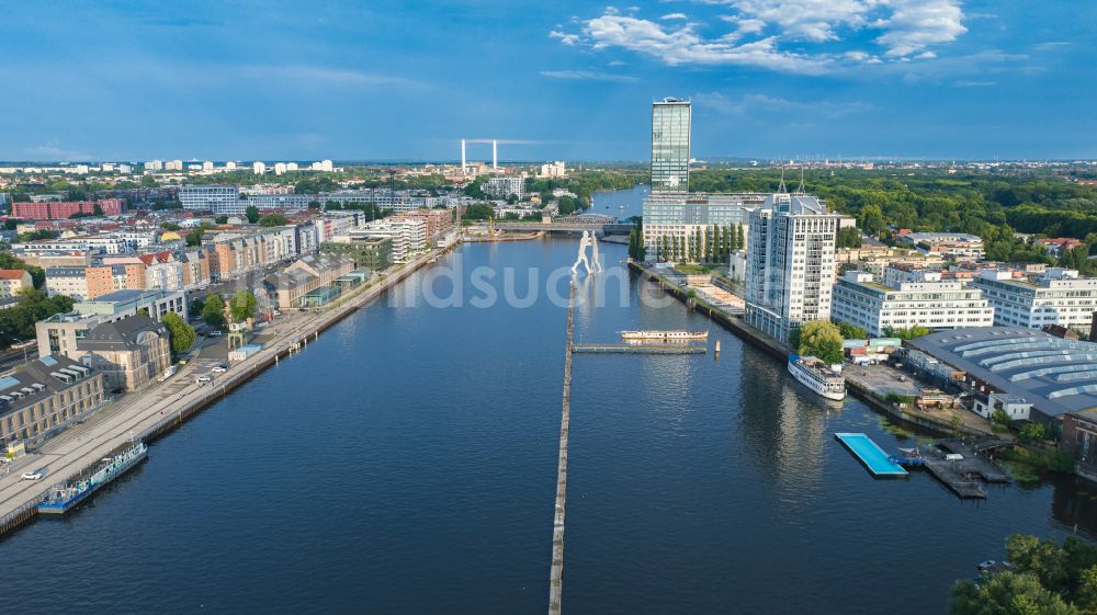 Luftaufnahme Berlin - Uferbereiche am Flußverlauf der Spree am Osthafen in Berlin, Deutschland