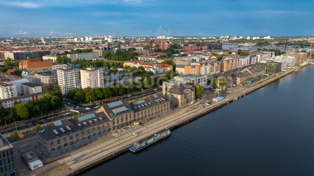 Berlin von oben - Uferbereiche am Flußverlauf der Spree am Osthafen in Berlin, Deutschland