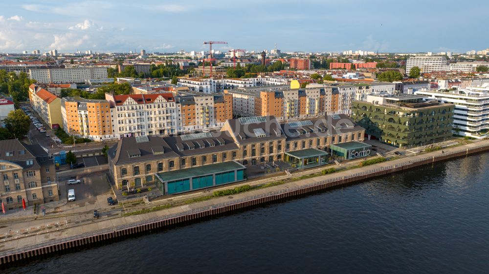 Berlin aus der Vogelperspektive: Uferbereiche am Flußverlauf der Spree am Osthafen in Berlin, Deutschland
