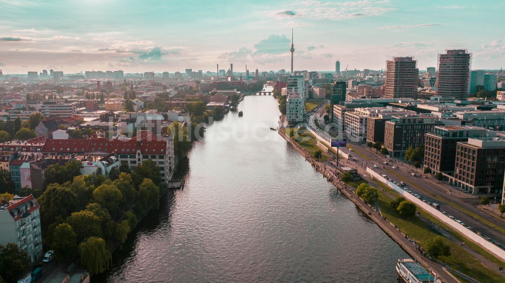 Luftaufnahme Berlin - Uferbereiche am Flußverlauf der Spree am Osthafen in Berlin, Deutschland