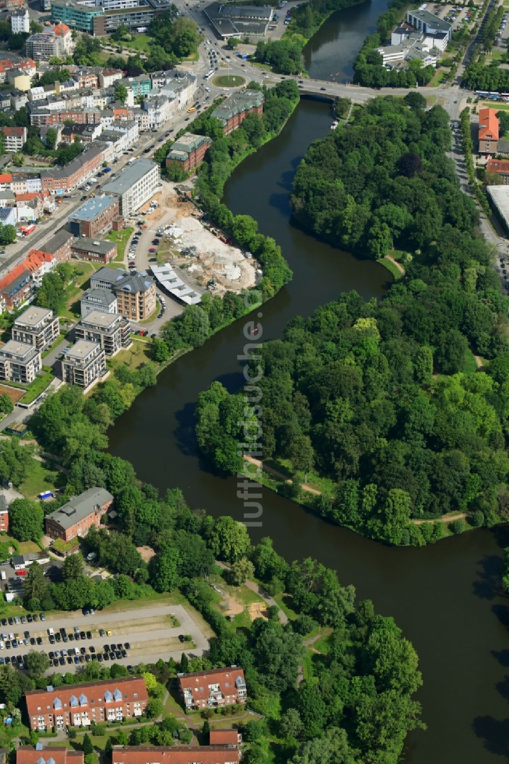 Luftaufnahme Lübeck - Uferbereiche am Flußverlauf des Stadtgraben in Lübeck im Bundesland Schleswig-Holstein, Deutschland