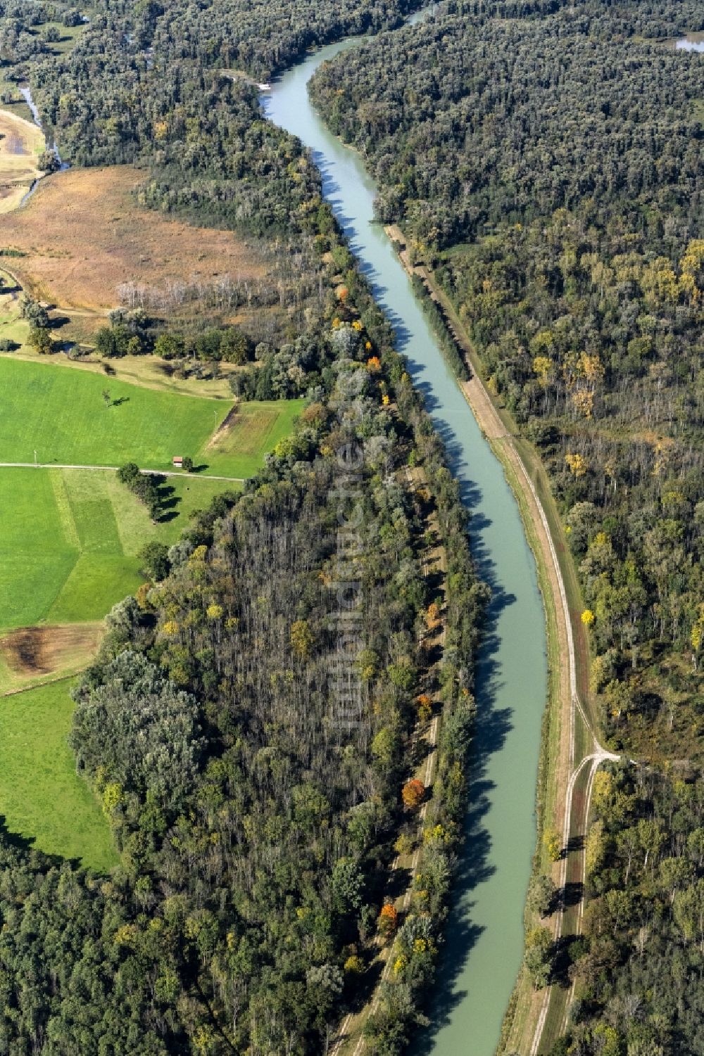 Luftbild Übersee - Uferbereiche am Flußverlauf der Tiroler Ache in Übersee im Bundesland Bayern, Deutschland