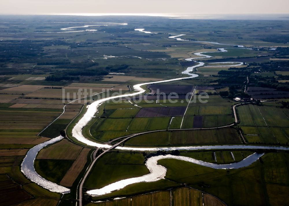 Süderhöft von oben - Uferbereiche am Flußverlauf der Treene in Süderhöft im Bundesland Schleswig-Holstein, Deutschland