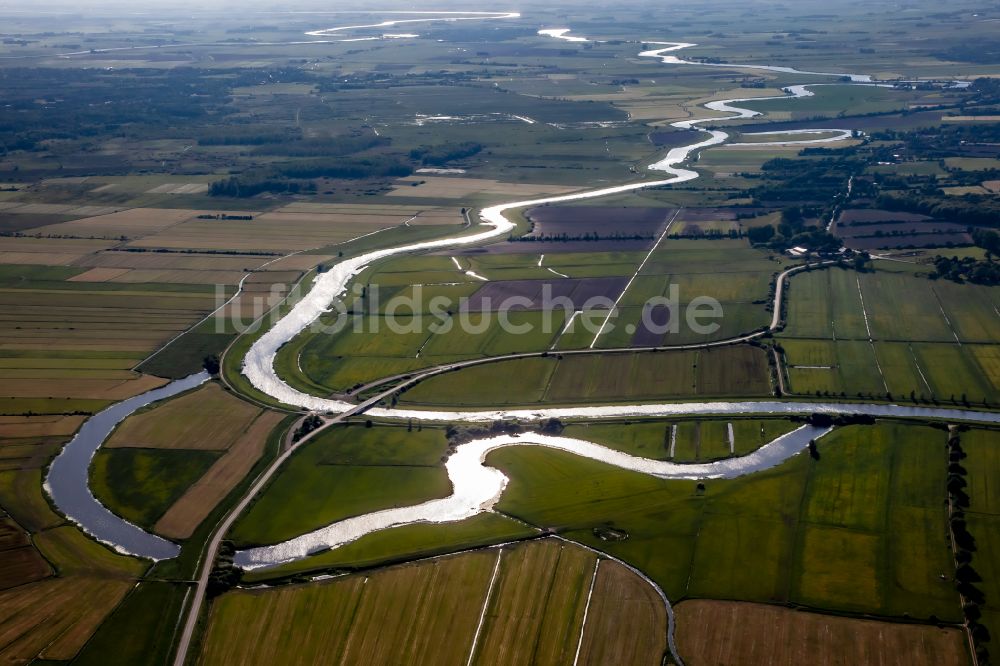 Süderhöft aus der Vogelperspektive: Uferbereiche am Flußverlauf der Treene in Süderhöft im Bundesland Schleswig-Holstein, Deutschland