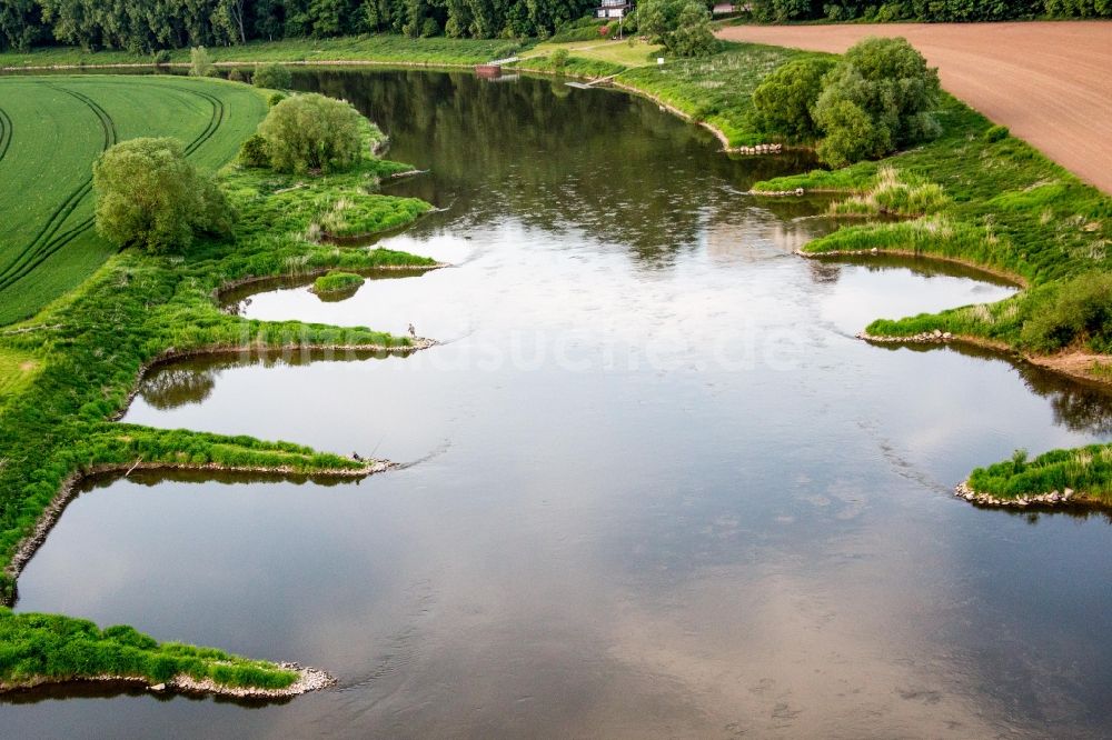 Fürstenberg aus der Vogelperspektive: Uferbereiche am Flußverlauf der Weser mit Anglern in Fürstenberg im Bundesland Niedersachsen