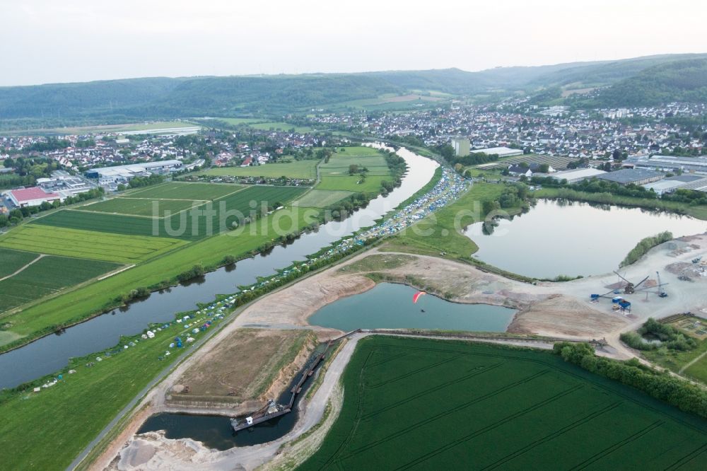 Beverungen von oben - Uferbereiche am Flußverlauf der Weser in Beverungen im Bundesland Nordrhein-Westfalen, Deutschland