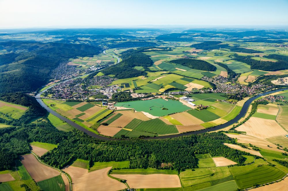 Bodenwerder aus der Vogelperspektive: Uferbereiche am Flußverlauf der Weser in Bodenwerder im Bundesland Niedersachsen, Deutschland