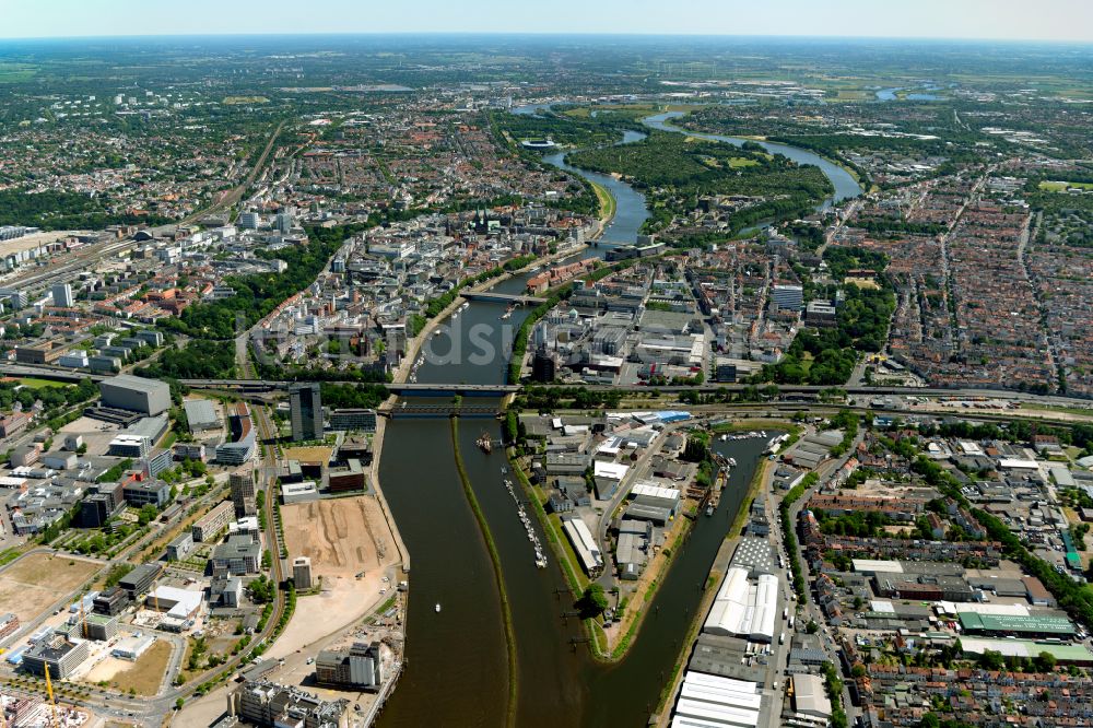 Bremen von oben - Uferbereiche am Flußverlauf der Weser in Bremen, Deutschland