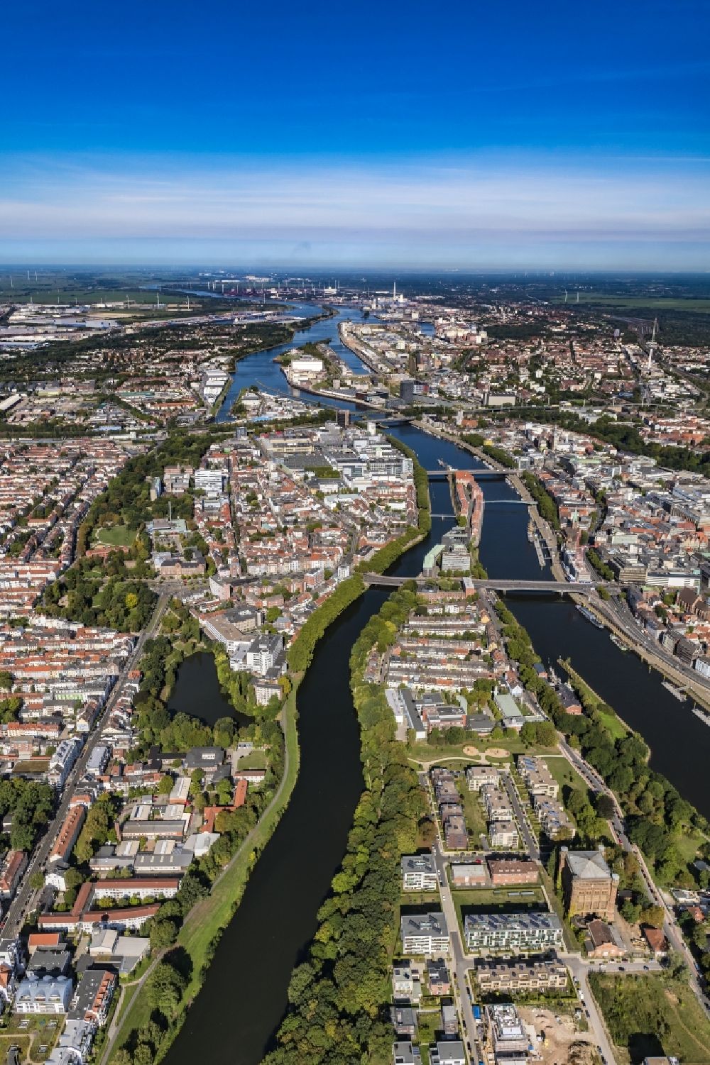 Luftaufnahme Bremen - Uferbereiche am Flußverlauf der Weser - Kleine Weser in Bremen, Deutschland
