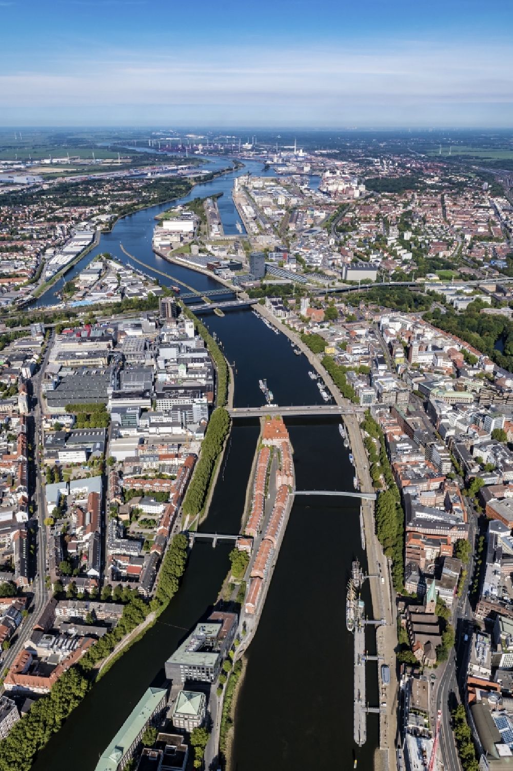 Luftaufnahme Bremen - Uferbereiche am Flußverlauf der Weser - Kleine Weser in Bremen, Deutschland