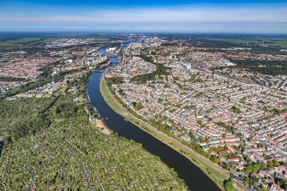 Bremen aus der Vogelperspektive: Uferbereiche am Flußverlauf der Weser im Ortsteil Steintor in Bremen, Deutschland