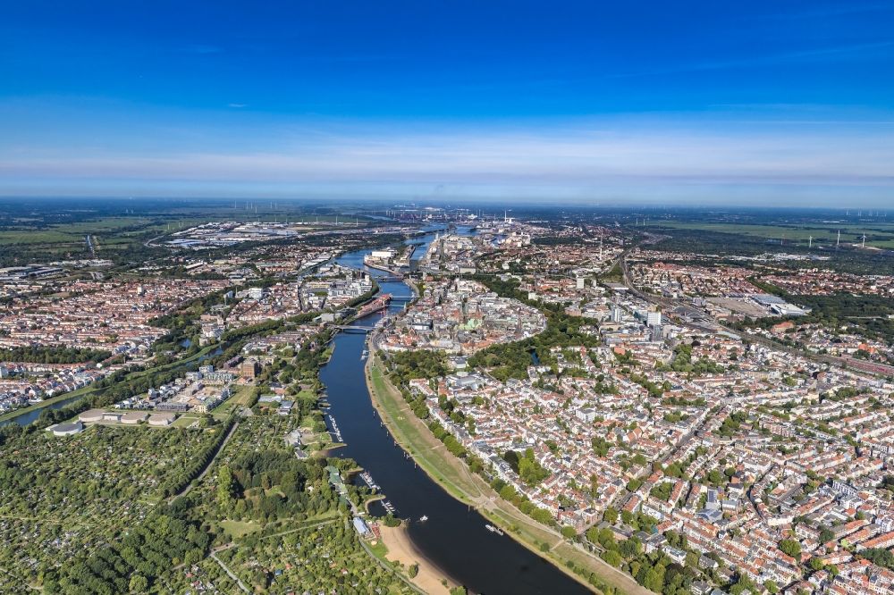 Luftbild Bremen - Uferbereiche am Flußverlauf der Weser im Ortsteil Steintor in Bremen, Deutschland