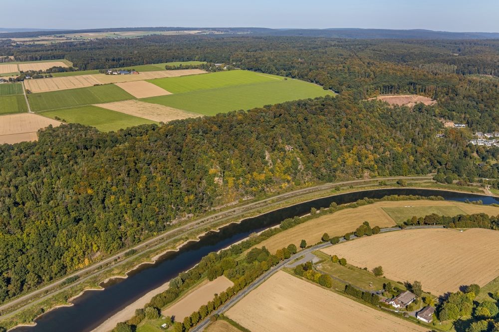 Luftbild Beverungen - Uferbereiche am Flußverlauf der Weser an Weser-Skywalk und Hannoversche Klippen in Beverungen im Bundesland Nordrhein-Westfalen, Deutschland