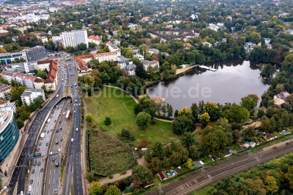 Luftbild Berlin - Uferbereiche am Freibad Halensee in Berlin, Deutschland