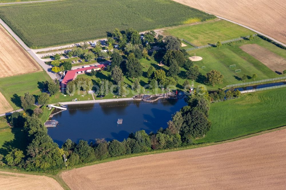 Luftaufnahme Uttenweiler - Uferbereiche am Freibad - Naturfreibad in Uttenweiler im Bundesland Baden-Württemberg, Deutschland
