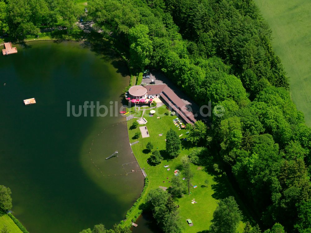 Luftaufnahme Ochsenhausen - Uferbereiche am Freibad Naturfreibad Ziegelweiher am See Ziegelweiher in Ochsenhausen im Bundesland Baden-Württemberg, Deutschland