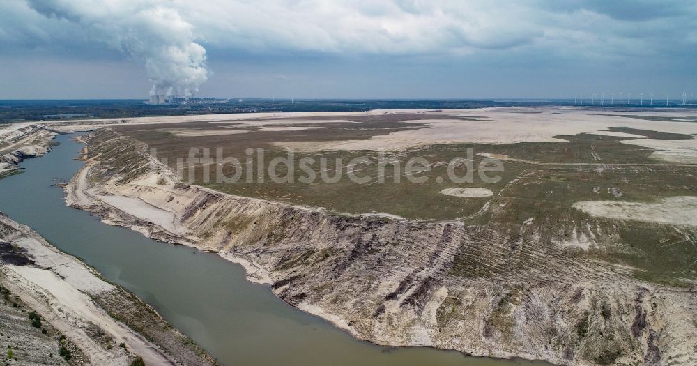 Dissenchen von oben - Uferbereiche des gefluteten ehemaligen Braunkohle- Tagebaus und Renaturierungs- Sees Ostsee in Dissenchen im Bundesland Brandenburg, Deutschland
