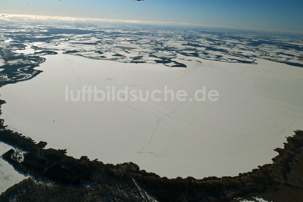 Luftaufnahme Rechlin - Uferbereiche des gefrorenen Sees der Müritz in Rechlin im Bundesland Mecklenburg-Vorpommern, Deutschland