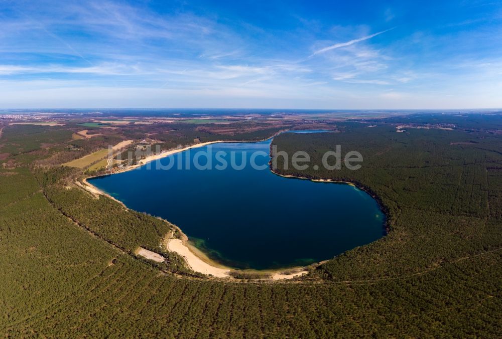 Luftaufnahme Frankfurt (Oder) - Uferbereiche des Helenesees in einem Waldgebiet in Frankfurt (Oder) im Bundesland Brandenburg, Deutschland