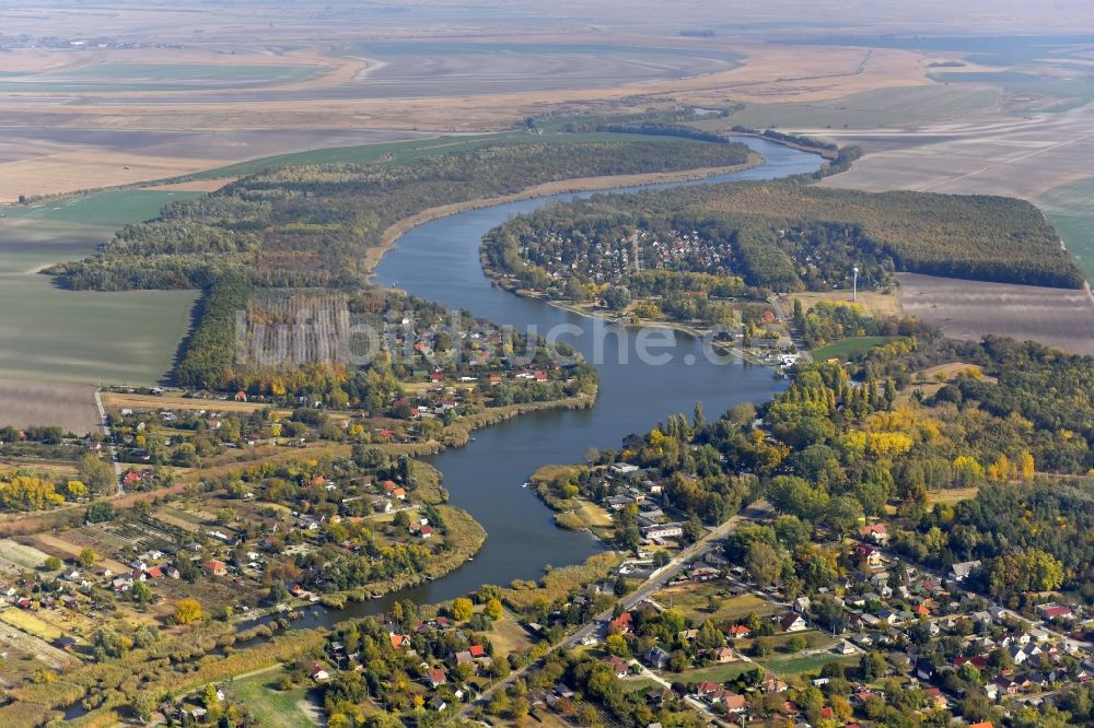 Dunapataj von oben - Uferbereiche am Lake Szelid Flußverlauf im Ortsteil Szeliditopart in Dunapataj in Bacs-Kiskun, Ungarn