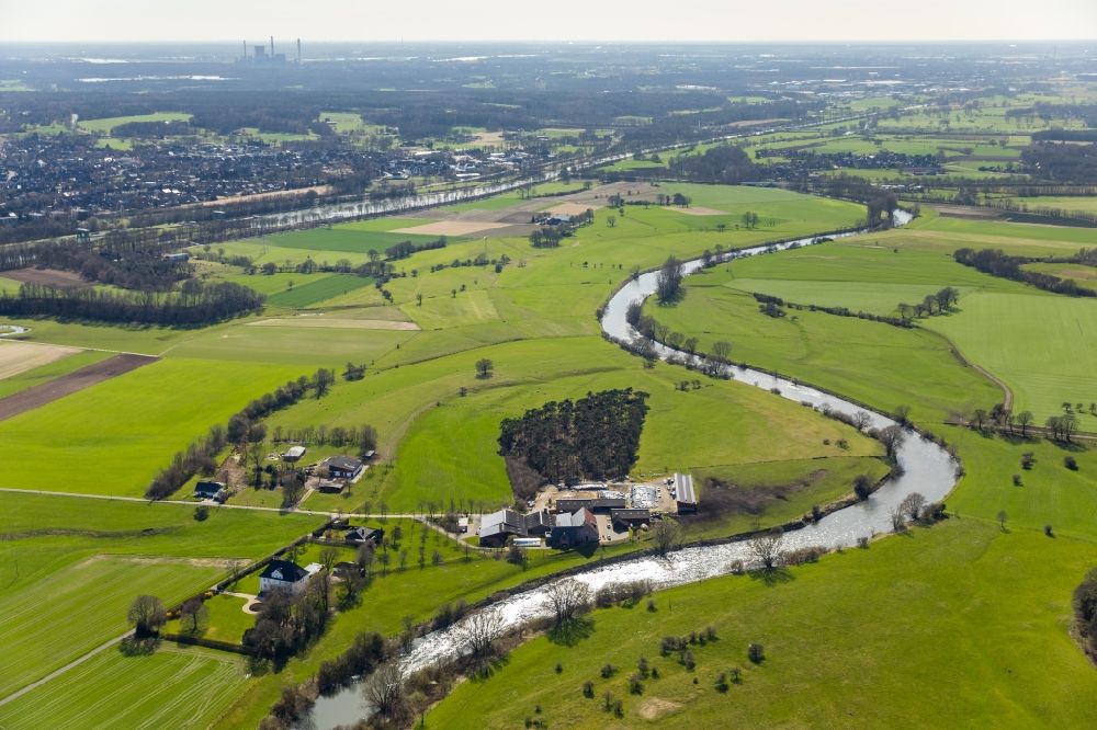 Hünxe aus der Vogelperspektive: Uferbereiche am Lippe Flußverlauf in Hünxe im Bundesland Nordrhein-Westfalen, Deutschland