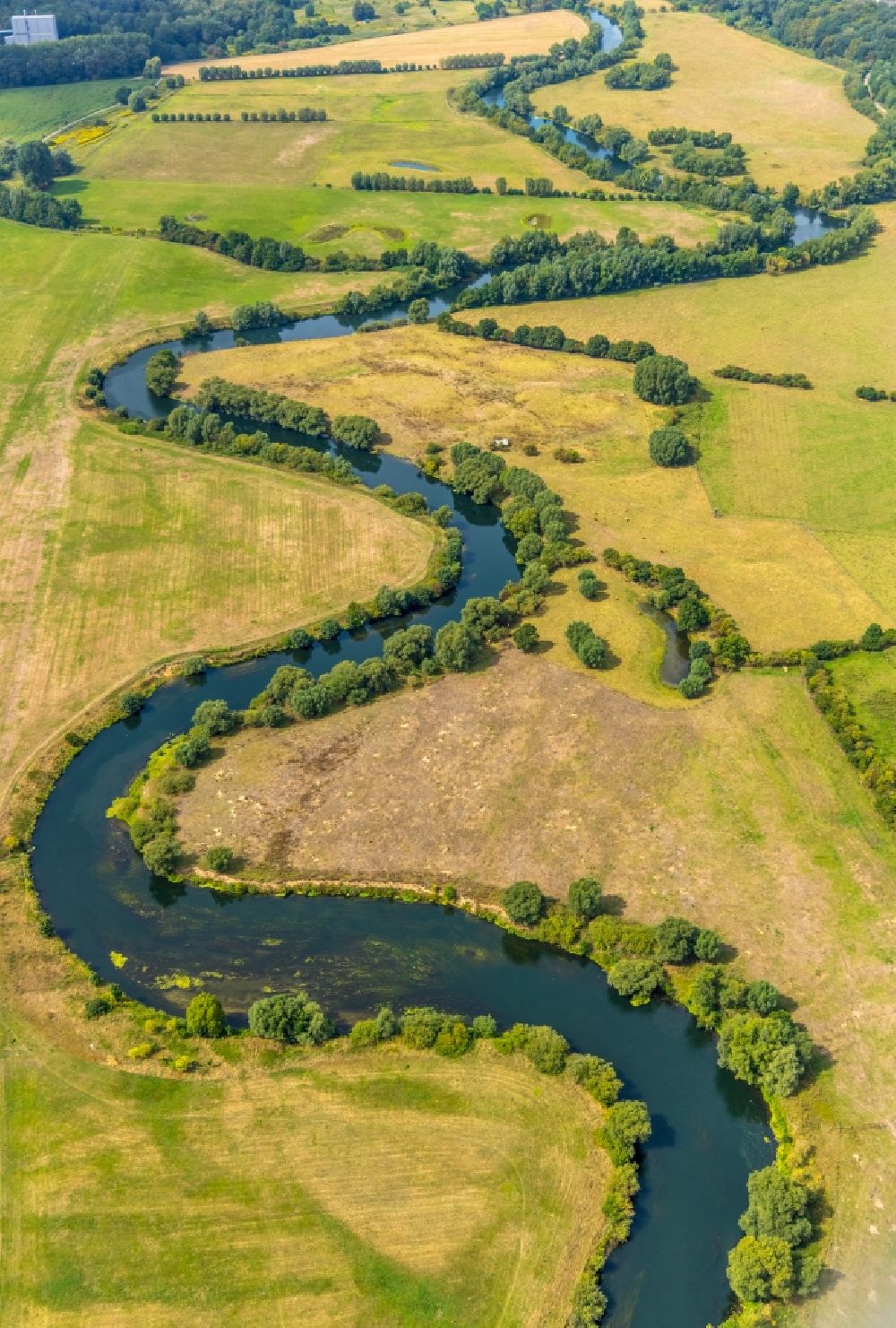 Lünen aus der Vogelperspektive: Uferbereiche am Lippe Flußverlauf in Lünen im Bundesland Nordrhein-Westfalen, Deutschland
