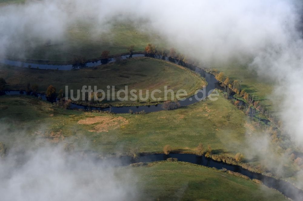 Spreenhagen von oben - Uferbereiche am Nebel- und wolkenverhangenen Flußverlauf der Spree in Spreenhagen im Bundesland Brandenburg