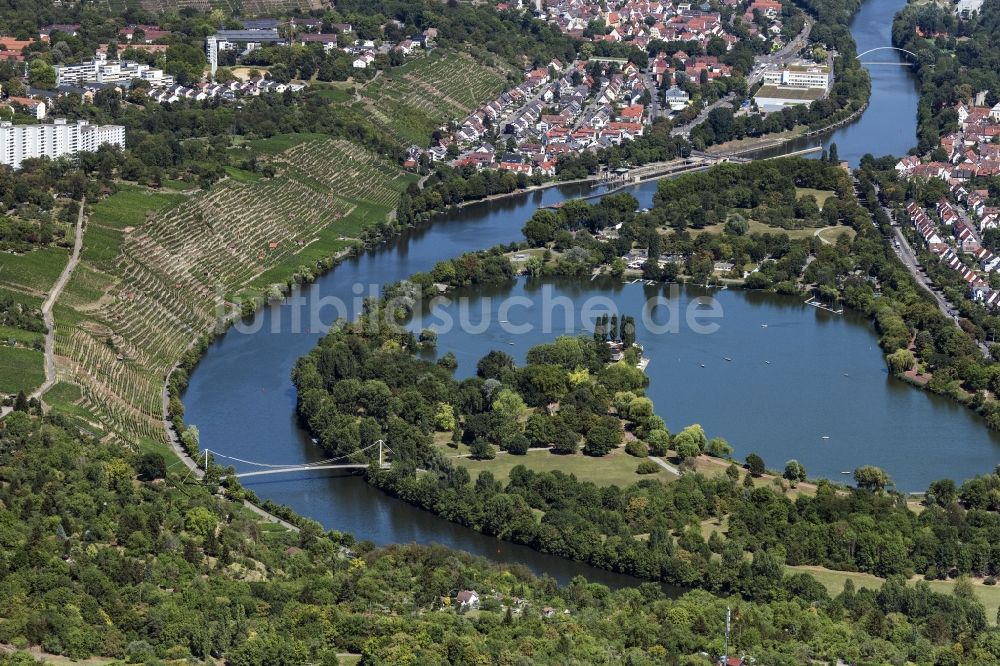Luftaufnahme Stuttgart - Uferbereiche am Neckar Flußverlauf in Mühlhausen und Max Eyth See in Stuttgart im Bundesland Baden-Württemberg, Deutschland