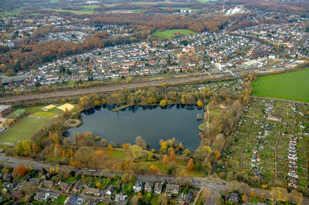 Luftaufnahme Gladbeck - Uferbereiche des Nordparkteich in Gladbeck im Bundesland Nordrhein-Westfalen