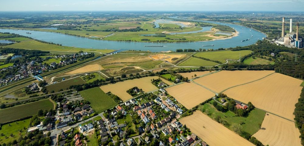 Luftaufnahme Dinslaken - Uferbereiche am Rhein Flußverlauf in Dinslaken im Bundesland Nordrhein-Westfalen, Deutschland