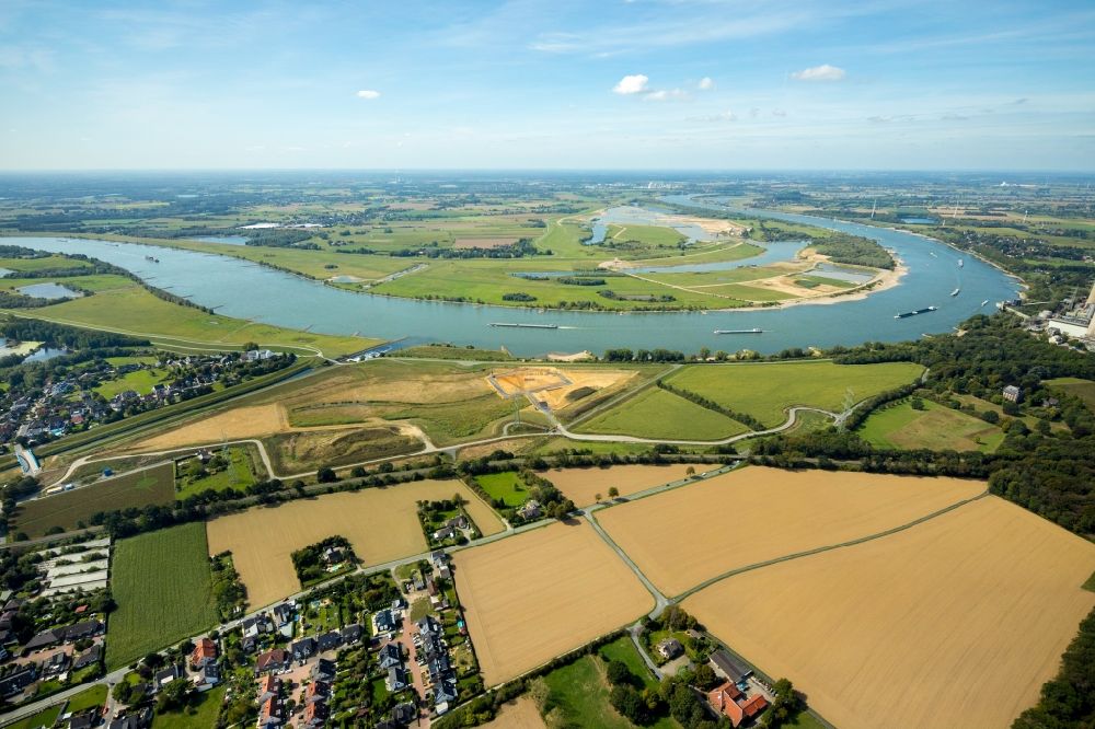 Dinslaken von oben - Uferbereiche am Rhein Flußverlauf in Dinslaken im Bundesland Nordrhein-Westfalen, Deutschland