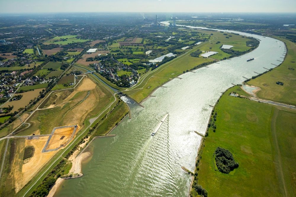 Luftaufnahme Dinslaken - Uferbereiche am Rhein Flußverlauf in Dinslaken im Bundesland Nordrhein-Westfalen, Deutschland