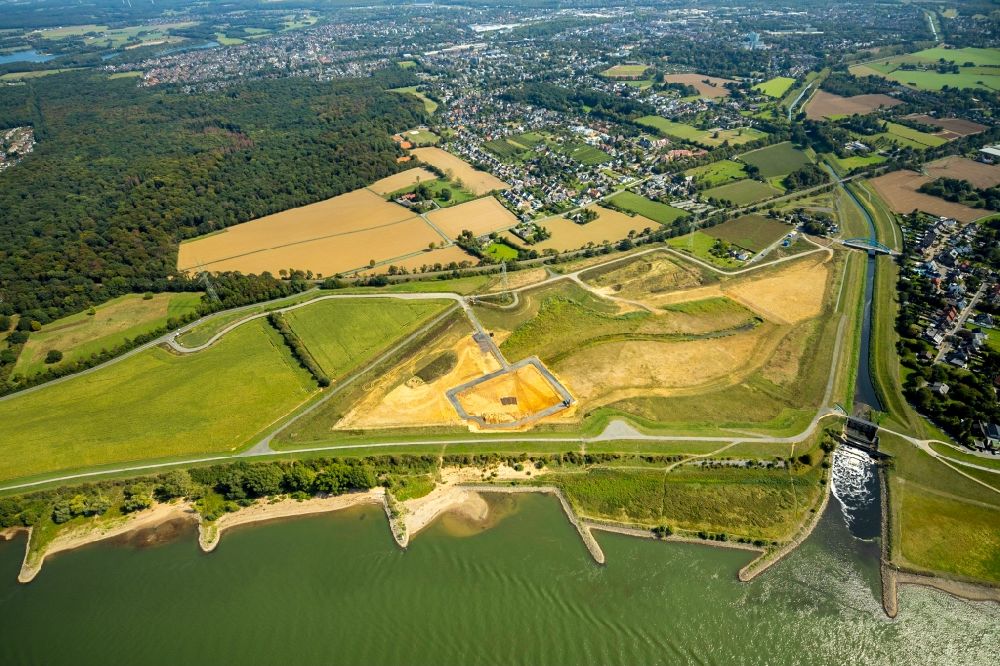 Dinslaken aus der Vogelperspektive: Uferbereiche am Rhein Flußverlauf in Dinslaken im Bundesland Nordrhein-Westfalen, Deutschland
