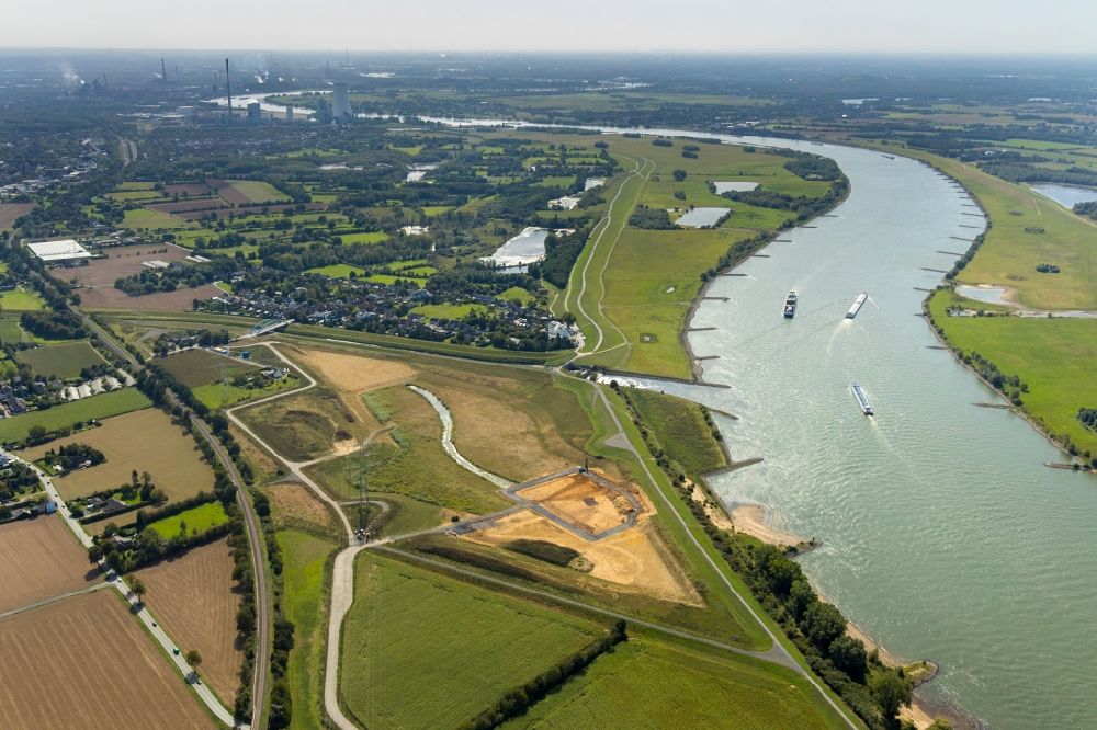 Dinslaken aus der Vogelperspektive: Uferbereiche am Rhein Flußverlauf in Dinslaken im Bundesland Nordrhein-Westfalen, Deutschland