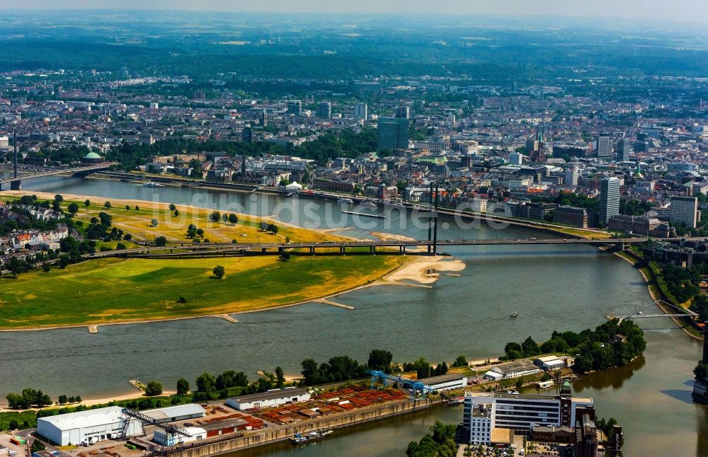 Luftbild Düsseldorf - Uferbereiche am des Rhein Flußverlauf in Düsseldorf im Bundesland Nordrhein-Westfalen, Deutschland
