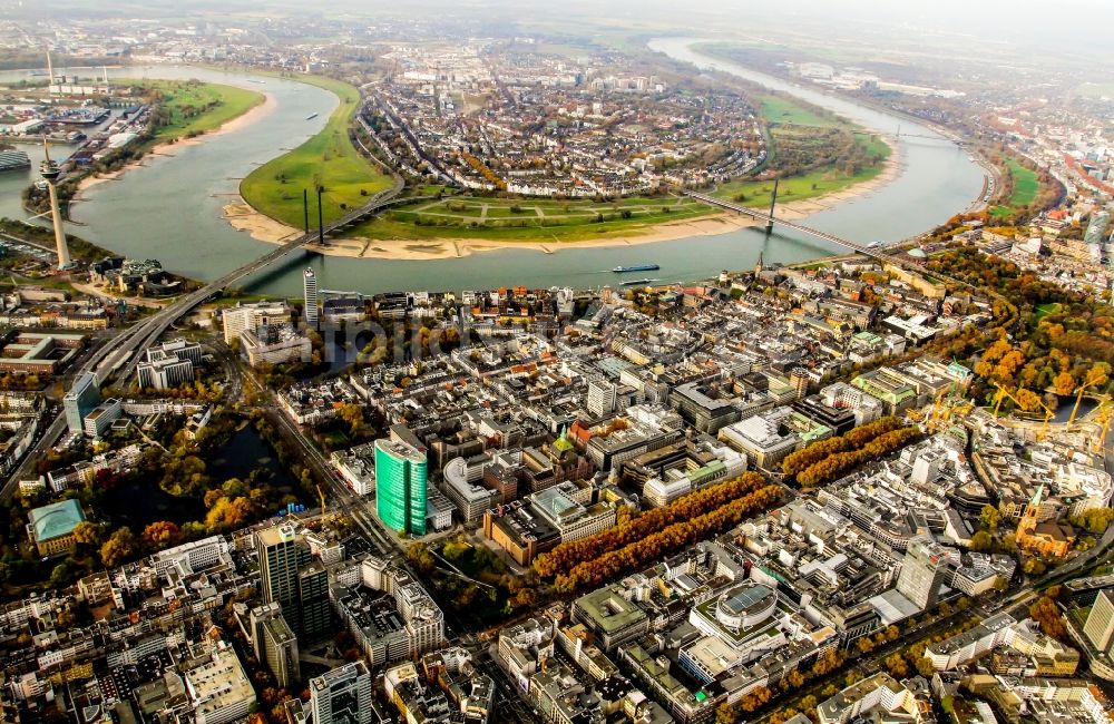 Düsseldorf von oben - Uferbereiche am Rhein Flußverlauf in Düsseldorf im Bundesland Nordrhein-Westfalen, Deutschland