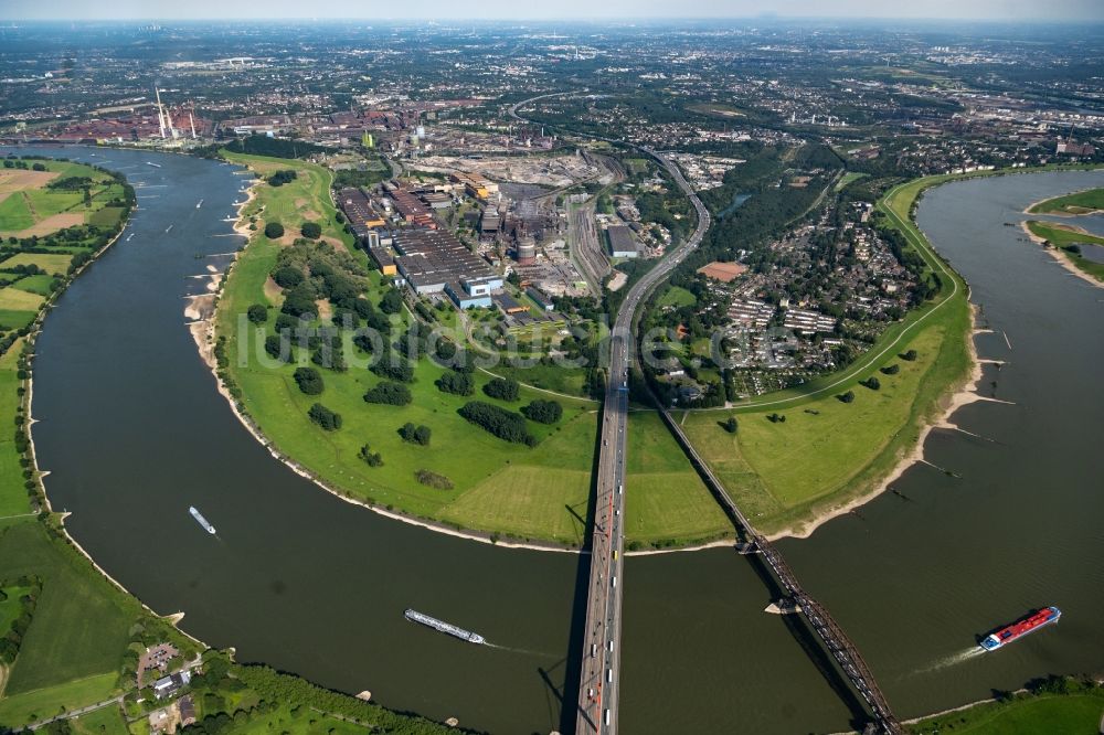 Duisburg von oben - Uferbereiche am Rhein - Flussverlauf in Duisburg im Bundesland Nordrhein-Westfalen, Deutschland