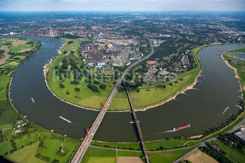 Luftbild Duisburg - Uferbereiche am Rhein - Flussverlauf in Duisburg im Bundesland Nordrhein-Westfalen, Deutschland