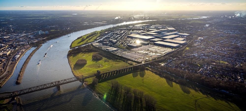 Luftaufnahme Duisburg - Uferbereiche am Rhein - Flussverlauf in Duisburg im Bundesland Nordrhein-Westfalen, Deutschland