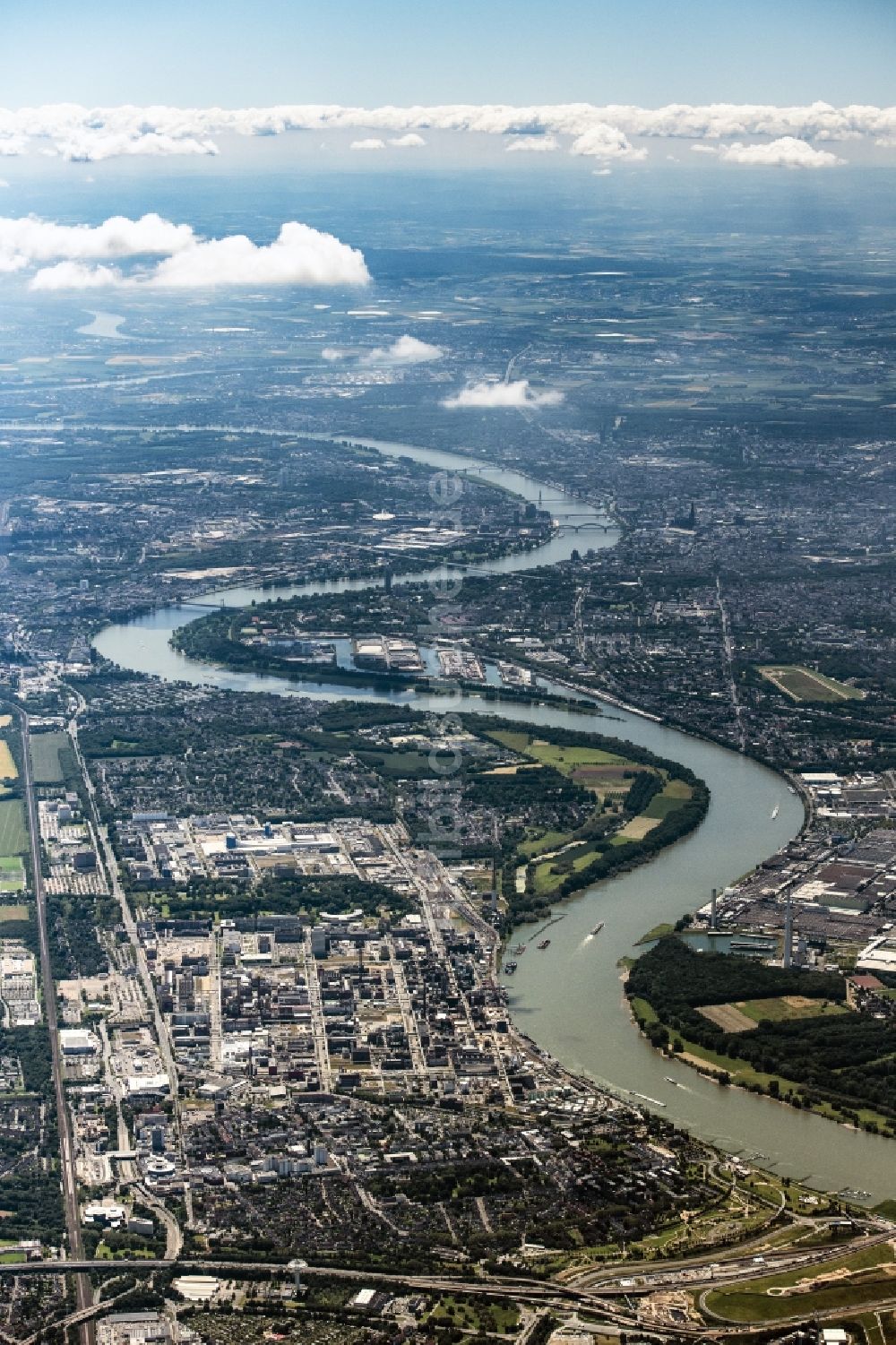 Köln aus der Vogelperspektive: Uferbereiche am Rhein Flußverlauf in Köln im Bundesland Nordrhein-Westfalen, Deutschland