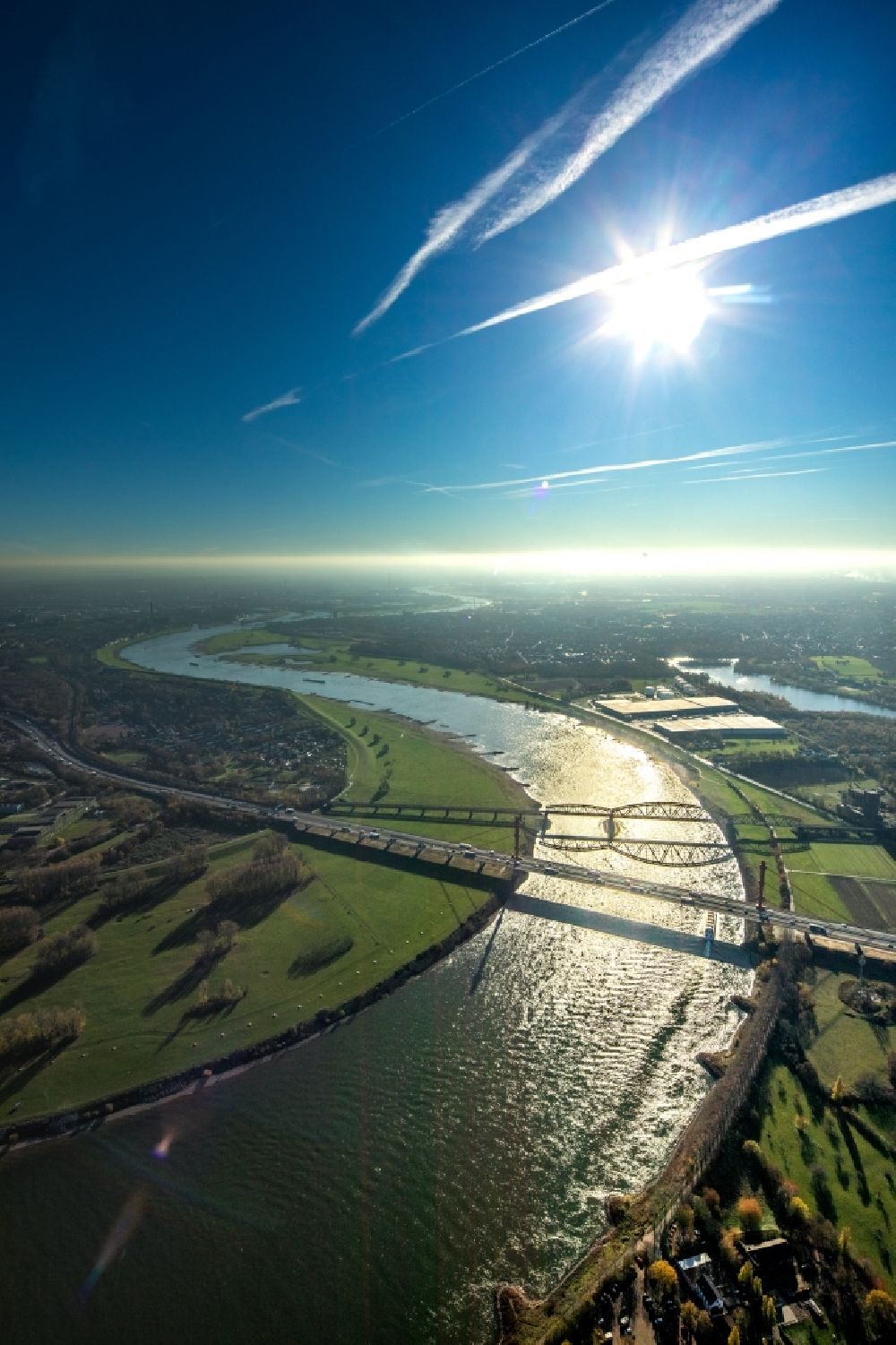 Luftbild Duisburg - Uferbereiche am Rhein - Flußverlauf im Ortsteil Beeckerwerth in Duisburg im Bundesland Nordrhein-Westfalen, Deutschland