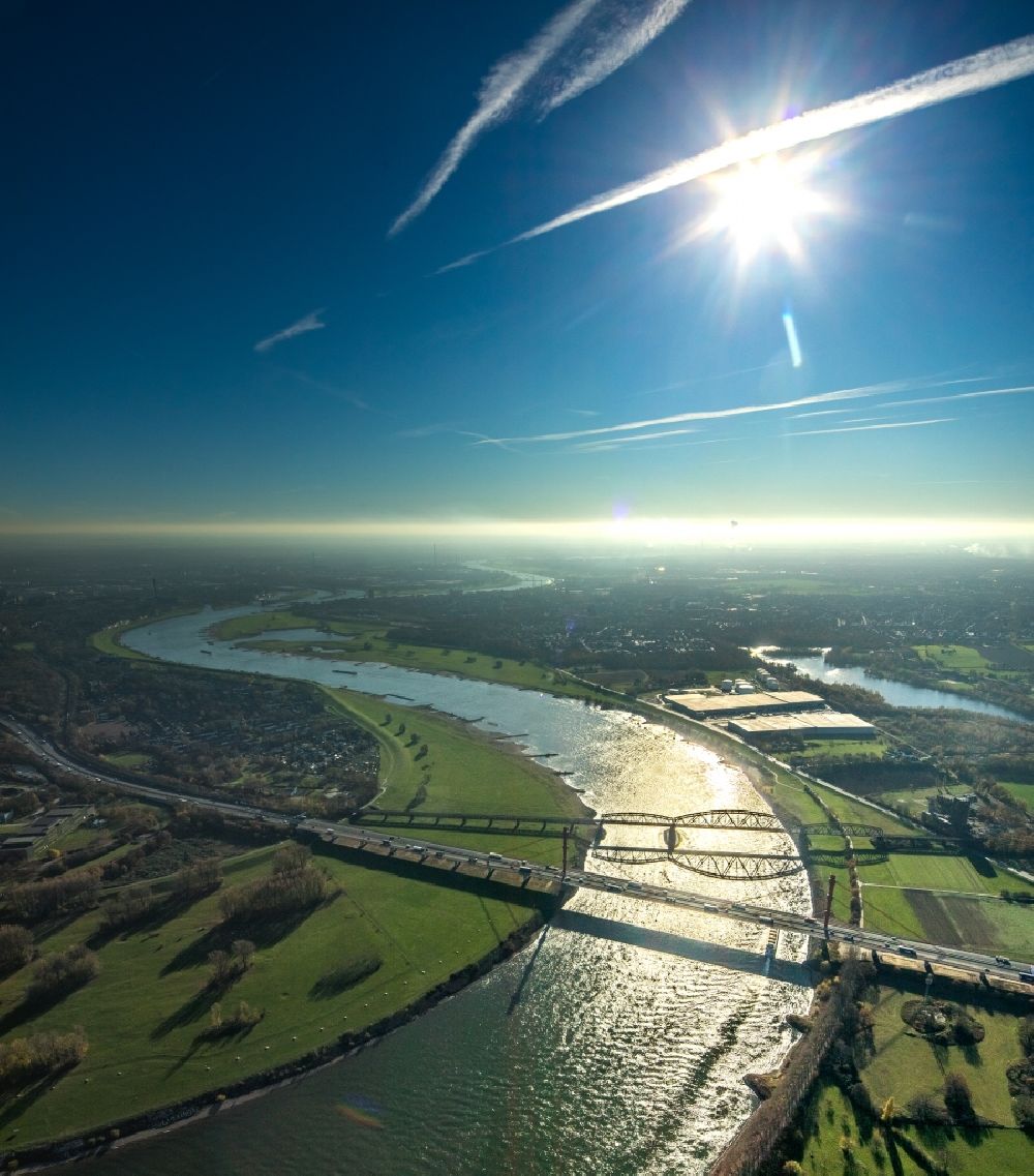Luftaufnahme Duisburg - Uferbereiche am Rhein - Flußverlauf im Ortsteil Beeckerwerth in Duisburg im Bundesland Nordrhein-Westfalen, Deutschland