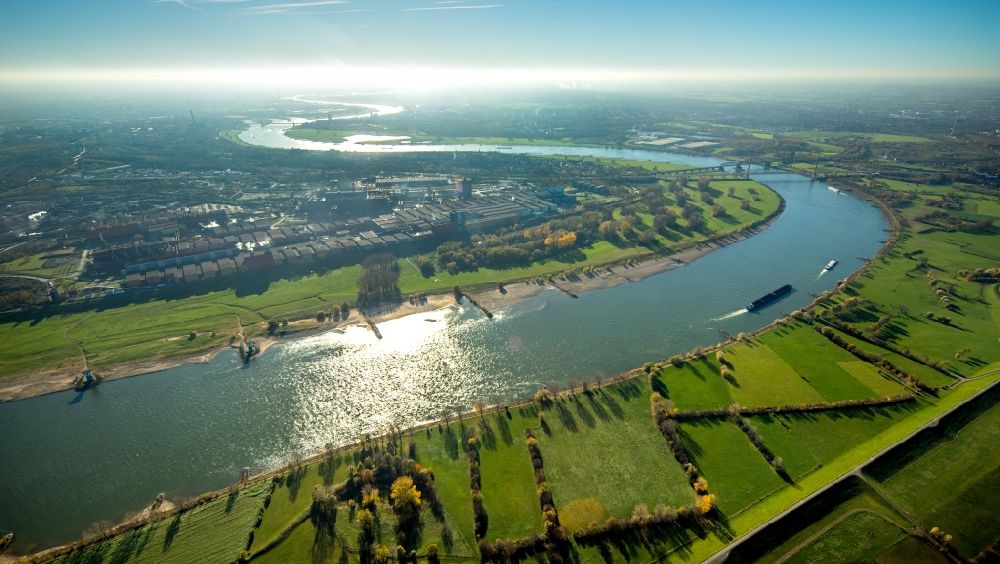 Luftbild Duisburg - Uferbereiche am Rhein - Flußverlauf im Ortsteil Beeckerwerth in Duisburg im Bundesland Nordrhein-Westfalen, Deutschland