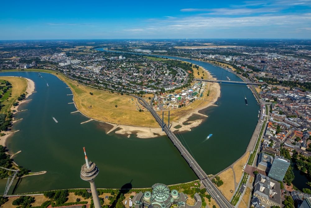 Luftbild Düsseldorf - Uferbereiche am des Rhein Flußverlauf im Ortsteil Carlstadt in Düsseldorf im Bundesland Nordrhein-Westfalen, Deutschland