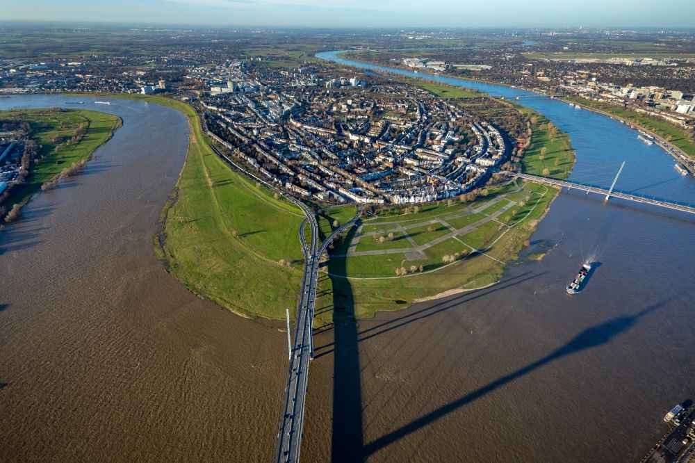 Luftaufnahme Düsseldorf - Uferbereiche am Rhein Flußverlauf im Ortsteil Carlstadt in Düsseldorf im Bundesland Nordrhein-Westfalen, Deutschland