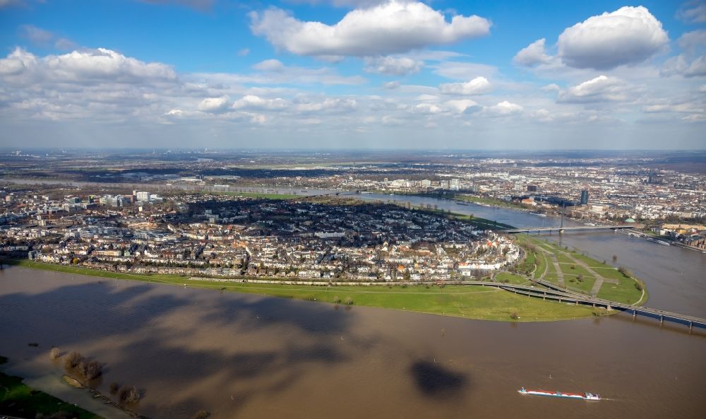 Luftbild Düsseldorf - Uferbereiche am des Rhein Flußverlauf im Ortsteil Flehe in Düsseldorf im Bundesland Nordrhein-Westfalen, Deutschland
