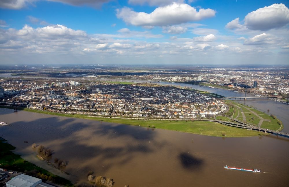 Luftaufnahme Düsseldorf - Uferbereiche am des Rhein Flußverlauf im Ortsteil Flehe in Düsseldorf im Bundesland Nordrhein-Westfalen, Deutschland
